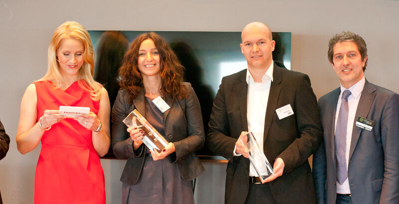 ALSO Deutschland erhielt den Award für den größten Gesamtumsatz in der Distribution in Deutschland und Österreich. v. l.: Judith Rakers (Moderatorin), Renate Jozic (ALSO), Stefan Klinglmair (ALSO), Dirk Thomaere (Toshiba) (Toshiba Europe)