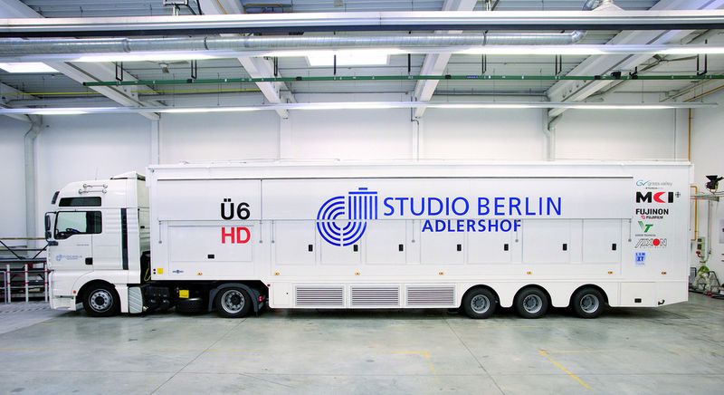 40 Tonnen Technik: HDTV-Übertragungswagen Ü6 von Grass Valley mit bis zu 25 Kameras, 4-Ebenen-Videomischer mit 62 Eingängen und einem Audiomischer (Archiv: Vogel Business Media)