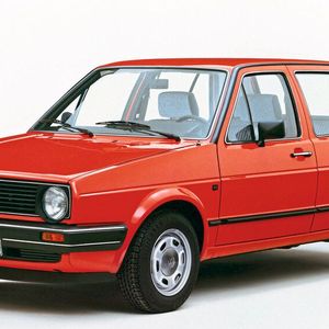 1983: Nach 6,99 Millionen Golf I debütiert im August der Golf II. Er wird es im Laufe seiner Produktions bis in den Herbst 1991 auf 6,3 Millionen Einheiten bringen. Vor allem dank der Wachsflutung der gesamten Rohkarosse haben bis heute in Relation zahlreiche Exemplare überlebt.(Bild:  Volkswagen AG)