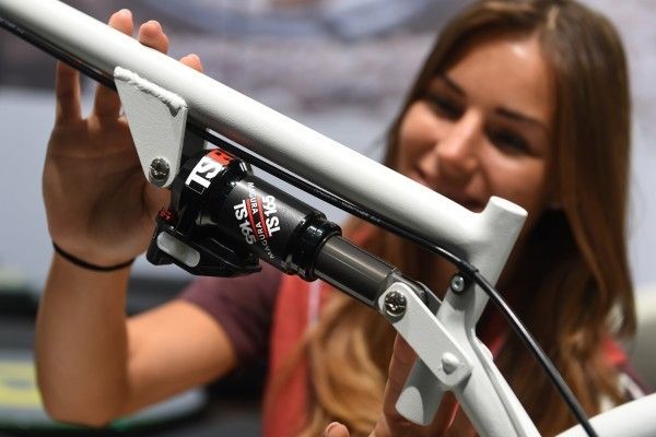 Neuheiten der Eurobike 2014: Magura: eLECT Technologie. Fast jeder Radfahrer kennt die unverwüstlichen Hydraulikbremsen von Magura. Darüber hinaus ist das Unternehmen aber auch ein führender Anbieter, wenn es um die Fahrwerkfederung am Fahrrad geht. Und hier sind die Schwaben mit ihrer eLECT-Technologie gerade einer der Vorreiter beim Einsatz von Elektronik zur Steuerung von Fahrradkomponenten. Bereits im vergangenen Jahr hat Magura die erste elektronisch gesteuerte Federgabel vorgestellt, in diesem Jahr kommt nun ein Hinterraddämpfer mit dieser Technologie dazu. Der Clou: Die Federung für Vorder- und Hinterrad tauschen drahtlos Informationen aus und stimmen sich aufeinander ab. (EUROBIKE Friedrichshafen)