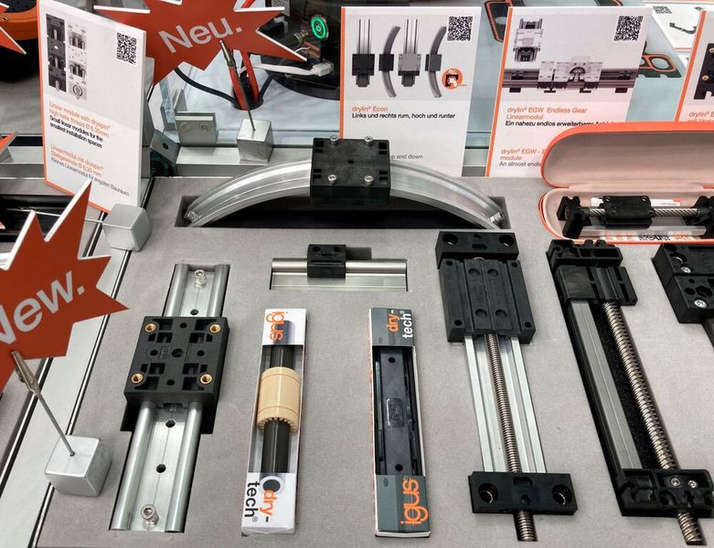 Bei Igus gab es sehr viele Neuheiten zu sehen, beispielsweise die Drylin-Econ-Schlitten (oben). Sie sind für leichte Verstell- und Positionieraufgaben geeignet und werden aus regranuliertem Kunststoff spritzgegossen, was sie besonders kostengünstig und nachhaltig macht. Anwender können sie beispielsweise in Ausgabeautomaten für Süßigkeiten einbauen, statt der momentan häufig verwendeten Aluminiumschlitten mit Gleitfolie. Das verringere die Kosten um bis zu 80 Prozent, erklärte Pressesprecher Oliver Cyrus.  (Bild: dm)