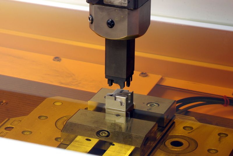 Senkerodieren des Testwerkstücks. Bild: Agie-Charmilles (Archiv: Vogel Business Media)