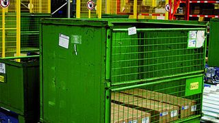 Die angeforderten Paletten und Gitterboxen werden über den Querverteilerwagen an den unterschiedlich ausgestatteten Kommissionierplätzen angedient.  Bild: Hörmann Logistik (Archiv: Vogel Business Media)