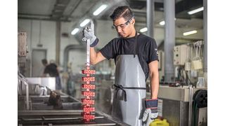 Oberflächentechniker beim Farbeloxieren. (Bild: Ellf GmbH)