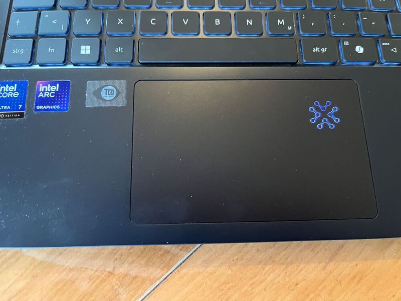Das leuchtende Symbol im Touchpad zeigt an, dass die NPU aktiv ist. Ob es leuchten soll oder nicht, kann in dem Tool Travelmate Sense eingestellt werden. (Bild: Vogel IT-Medien)
