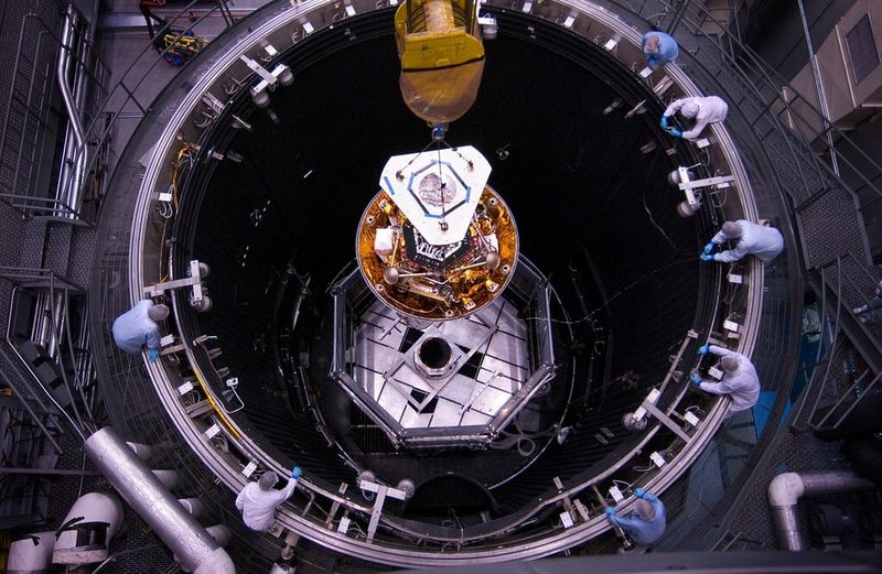 Phoenix wird in die Vakuum-Testkammer herabgelassen. (Bild: NASA)