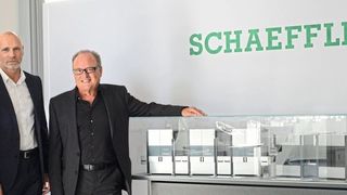 Stolz auf das Ergebnis: Petra Kurz-Ottenwälder, Bernd Wollenick, Leiter Sondermaschinenbau der Schaeffler- Gruppe, und Max Ottenwälder (v.l.). Ein Modell der neuen Maschinen steht im Eingang zur Produktionshalle bei Schaeffler. (Ottenwälder und Ottenwälder / David Stifani)