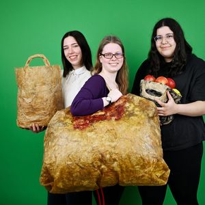 Jennifer Boronowska (19, links), Anja Armstrong (18) und Seyma Celik (18) aus Hessen siegten im Fachgebiet Arbeitswelt. Die Jungforscherinnen entwickelten eine kompostierbare Bioeinwegtüte. Als Materialbasis verwendeten sie ein durch Hanffasern verstärktes Biopolymer aus Glycerin, Essigsäure, Stärke und Wasser.(Bild:  Stiftung Jugend forscht e V. / Max Lautenschläger)