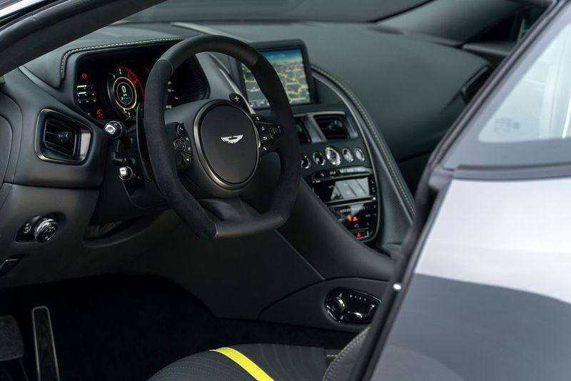 Der Innenraum wird von Leder, Alcantara, Holz und Aluminium bestimmt. (Aston Martin)