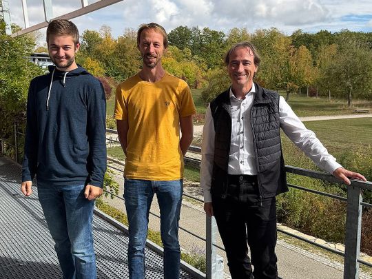 (v.l.) Justus Leist, PD Dr. Albert Engstfeld, Prof. Timo Jacob(Bild:  Julia Bord / Uni Ulm)