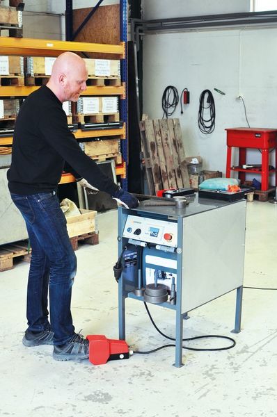 Fredric Hallberg, Geschäftsführer bei Comeco, ließ seine Bügelbiegemaschinen mit Hydrauliksystem umrüsten. Ein integrierte E-Antrieb mit PLC erleichtert nun die Montage und Inbetriebnahme. (Nord)