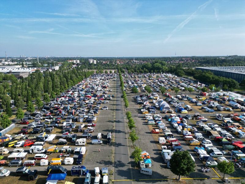 Laut Veranstalter waren 6.000 Bullis beim Festival in Hannover – aus allen sieben Generationen des Modells. (Bild: Henning Scheffen)
