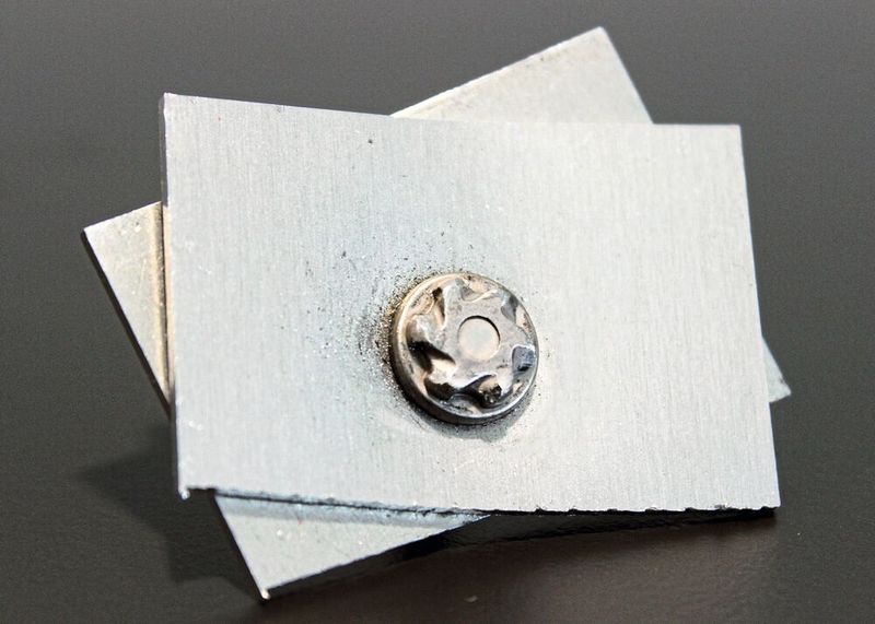 Manche Fehler beim Fließlochschrauben sind recht einfach zu erkennen: hier lassen sich die Fügepartner per Hand leicht gegeneinander verdrehen. Klebstoff zwischen den Lagen hätte das vermieden. (Atlas Copco)