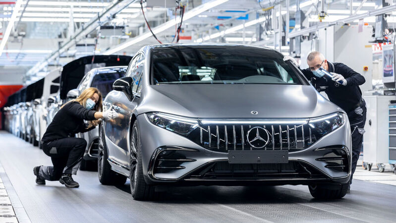 Mercedes richtet sich unter anderem auf den E-Antrieb aus.