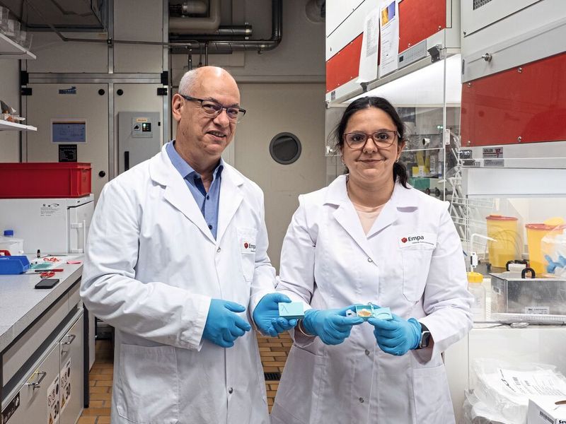 Erwin Hack, CTO von Lepto (links), und Elena Mavrona, CEO, entwickelten die Technologie ursprünglich im Rahmen eines Forschungsprojekts. (Bild: Empa)