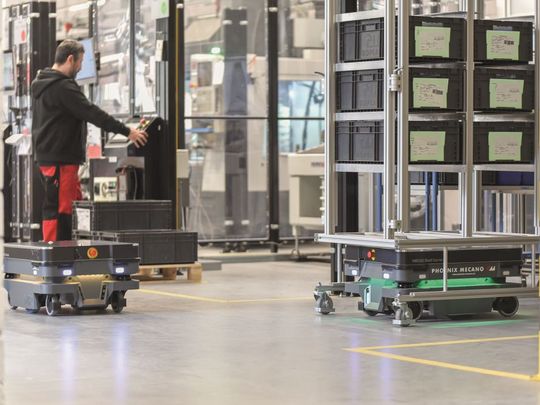 Mit AMR (autonome mobile Roboter) lassen sich Materialbereitstellungswagen automatisch an die jeweils nächste Arbeitsstation transportieren.(Bild:  Bopla Gehäuse Systeme GmbH)