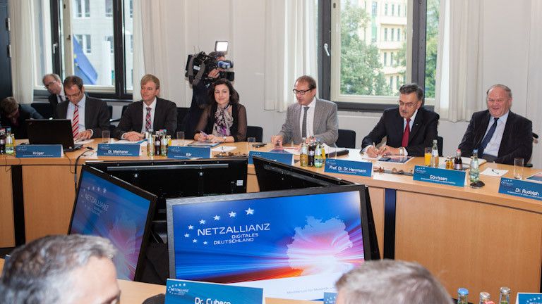 Die Netzallianz traf sich zum zweiten Mal und disktuierte eifrig. (Foto: BMVI)