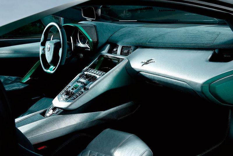 Im Innenraum erkennt man den Lamborghini. (Ken Okuyama)