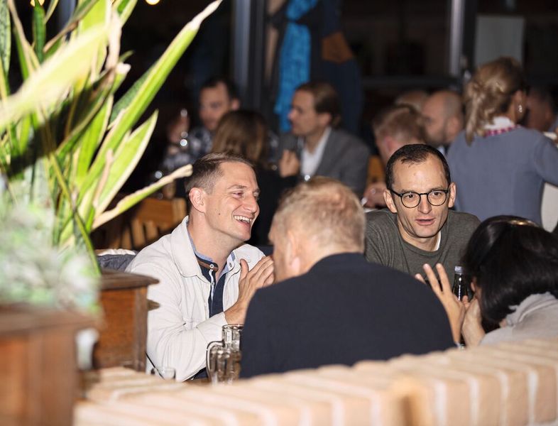 …und wie ginge das in Würzburg besser als bei einem kühlen Getränk „auf dem Keller“ der Würzburger Hofbräu. (Bild: Oxana Gruber Photography)