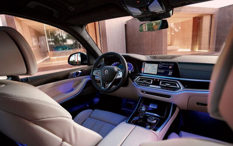 Zur Serienausstattung gehört auch ein Harman-Kardon-Surroundsound-System, ein Head-up-Display, eine Vier-Zonen-Klimaautomatik ... (Bild: Alpina)