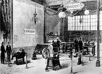 Sigmund Schuckert installiert in der Nürnberger Kaiserstraße die erste bleibende elektrische Straßenbeleuchtung Europas. (Archiv: Vogel Business Media)