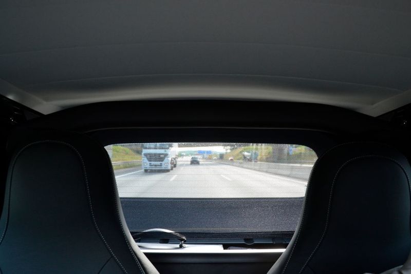 Ebenfalls erfreulich ist der Blick durch das Echtglas-Heckfenster bei geschlossenem Dach. (Michel / »kfz-betrieb«)