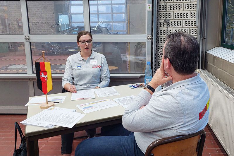 Tanja Maurer aus Niedersachsen führt aus, warum Kunden ihre Fahrzeuge regelmäßig zur Inspektion bringen sollten.  (Bild: Weinschenk – VCG)