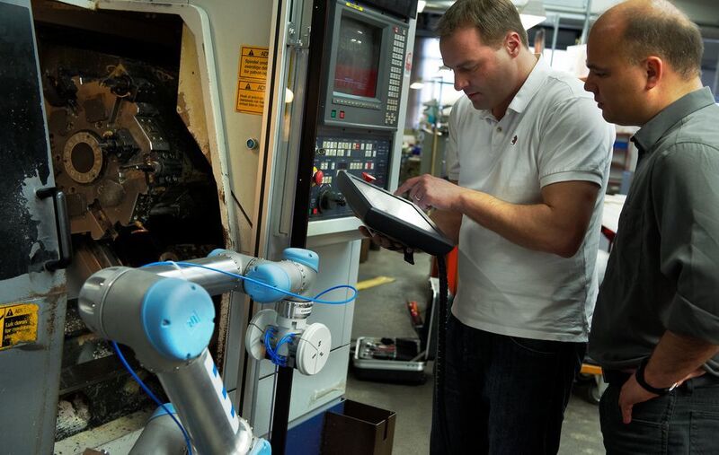 Damals wollte der Betrieb die CNC-Maschinenbeschickung automatisieren – doch anstatt den Roboter hinter einem Sicherheitskäfig zu installieren, setzte das Unternehmen den UR5 in unmittelbarer Nähe zum Mitarbeiter ein. (Kirstine Mengel)
