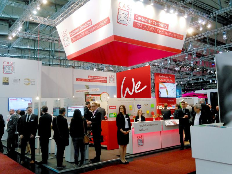 Die CAS Software AG präsentiert auf der CEBIT 2018 gemeinsam mit ihren Partnern zahlreiche Produktneuheiten. Zu den Highlights gehören SmartWe, die App-basierte CRM Cloud-Plattform für kleine und mittelständische Unternehmen, die kommende Version x10 des CRM-Flaggschiffs CAS genesisWorld, die nahtlose Integration von CRM und Marketing Automation, mitdenkende Assistenten wie die Picasso-Suche sowie Produktkonfiguration durch die Virtual-Reality-Brille (VR). SmartWe zu den heimlichen Shooting-Stars der diesjährigen CEBIT. Auf Basis der SmartDesign-Technologie ermöglicht die CRM-Plattform SmartWe kleinen und mittelständischen Unternehmen den schnellen Einstieg in ein professionelles Beziehungsmanagement. Mit der Premiere des brandneuen App Stores kann die CRM-Lösung deutlich erweitert werden. Das einzigartige Geschäftsmodell bietet dem Mittelstand digitale Souveränität: Die Stimmrechte der SmartWe World AG liegen ausschließlich bei den Entwicklern, Partnern und Kunden. Der Gewinn wird begrenzt und in Innovationen investiert oder in Preissenkungen an die Kunden zurückgegeben. Um die Vertrauenswürdigkeit zu gewährleisten, werden die Daten ausschließlich in deutschen Rechenzentren und nach den Datenschutzbestimmungen der deutschen Datenschutzgesetze und der neuen EU-Datenschutz-Grundverordnung (EU-DSGVO) gespeicher CAS Software auf der CEBIT 2018: Halle 16, Stand J18 (Bild: CAS)