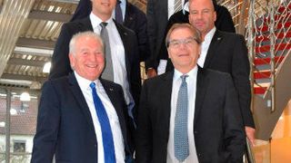 Vorne v. li.: Manfred Engelbart, Geschäftsführer AH Engelbart, Josef A. Schmid, Geschäftsführer Mazda; Mitte v. li.: Bernhard Kaplan, Mazda-Vertriebsdirektor, und Karsten Engelbart, Prokurist AH Engelbart; hinten v. li: Falko Hufnagel, Mazda-Manager Händlernetz, Kai Becker, Mazda-Verkaufsleiter AH Engelbart, und Kerstin Kiwus, Prokuristin AH Engelbart. (Foto: Mazda)