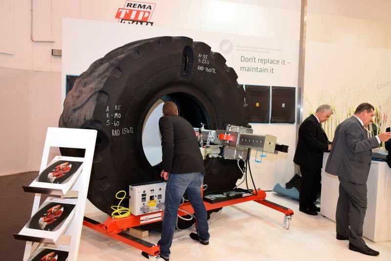 Rema Tip Top stellte verschiedene Produkte vor, darunter das RCF-System zur komplett lösemittelfreien Reifenreparatur, die neue Montagemaschinen-Linie, Diagnosegeräte mit Touchscreen und WLAN-Funktion und Reifendruckkontrollsensoren. (Ottmar Holz)
