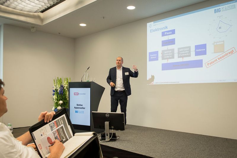 Stefan Appenzeller, Big Kaiser Präzisionswerkzeuge AG erklärte die Evolution im Feinbohren und wofür das Unternehmen den Prodex Award 2016 erhalten hat. (Thomas Entzeroth)