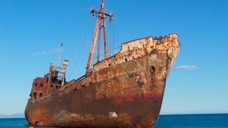 Das ist nicht nur ein Haufen Rost, sondern auch eine Quelle für die Materialrückgewinnung. Aufgrund neuer Richtlinien und der ersten Genehmigung, in Deutschland Seeschiffe zu recyceln, könnte eine neue Branche entstehen, der so schnell die Arbeit nicht ausgehen dürfte ... (Bild: Divers Digest)