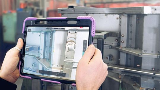 Informationen, die in Bilder der realen Bauteile eingeblendet werden – beispielsweise 2D-CAD-Daten –, tragen dazu bei, qualitätsbestimmende Merkmale schnell und zuverlässig zu erkennen.(Bild:  Visometry)