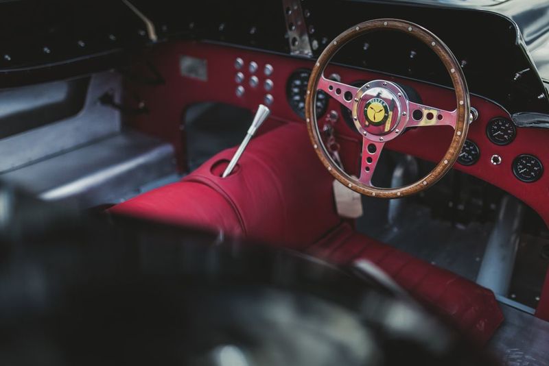 Auch im Innenraum legt Lister viel Wert auf möglichst originalgetreue Technik.  (Lister Motor Company)
