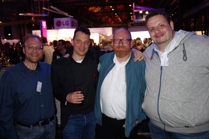 Dünn, dünner, am Dünnsten, (v. l.) Olaf Debudaj, Tarox, Holger Hartmann, Systemhaus Hartmann, Jörn Beckmann, comTeam, und Boris Baresic, Gigaset. (Bild: IT-BUSINESS)