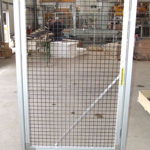 Die Schutzumhausung Quick-Guard mit patentierten Beschlägen und einbaufreundlichem Türüberwachungssensor Eden verkürzt die Montagezeiten.   Bild: Jokab Safety