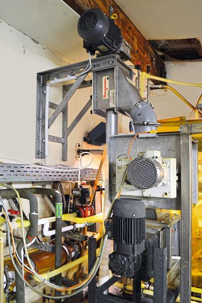 Ein rechtwinkliges Untersetzungsgetriebe ermöglicht die horizontale Ausrichtung des Elektromotors, damit er unter einen Deckenbalken passt. (Bild: Flexicon)