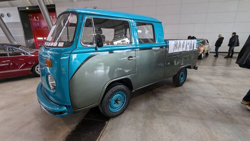 Vom selben Händler gab’s diesen prestaurierten VW Bus Doka zum analogen Preis. Wie das mit dem H-Abnahme bei der Lackierung geklappt hat, bleibt vermutlich das Geheimnis von Verkäufer und (Un-) Sachverständigem. (Bild: Dominsky – VCG)