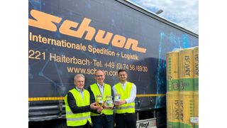Freuen sich über den Start der HVO-Transporte (von links): Hartwin Bisinger, Leitung Key Account Management bei Wahr, Andres Lohmann, Leiter Einkauf Logistik bei Saint-Gobain, und Marc Bohnert, Leitung Spedition und Vertrieb bei Schuon ... (Bild: Schuon)