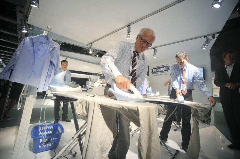 Weiße Ware geht auch Männer an – zumindest bei diesem Bügelwettbewerb. (Archiv: Vogel Business Media)