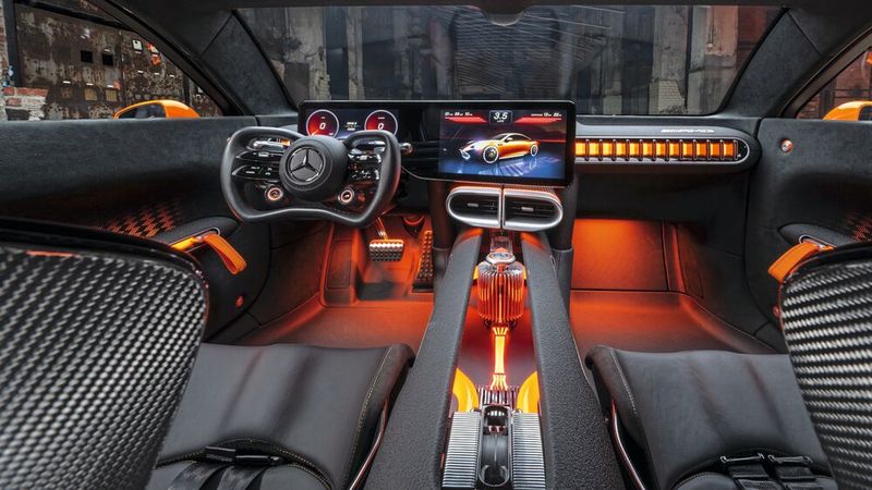Der sportlich-digital eingerichtete Innenraum des GT XX greift das Farbthema der Außenhaut auf. (Bild: Mercedes-Benz)