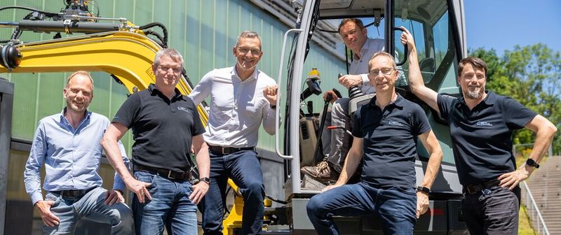 Georg Hornegger, Helmut Kogler, Bernd Winkler, Reinhard Thor, Andreas Plöckinger und Paul Foschum (v.l.) sehen im CPS-Ventil ein großes Potenzial für Mobile Maschinen und Spritzgussmaschinen. (Bild:  Pecksteiner/LCM)