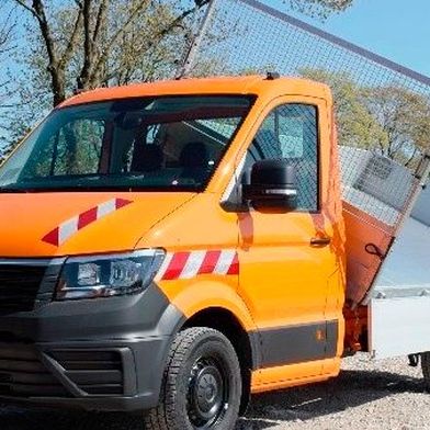 Ein Hydraulikaggregat bewegt den drei-Seiten-Kipper von
Schoon. (Bild: VW Nutzfahrzeuge)