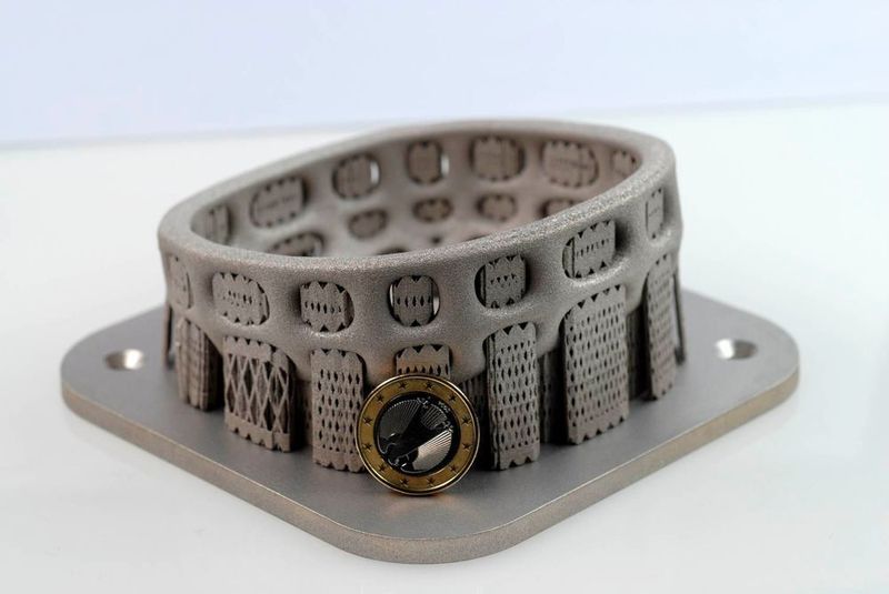 Mit dem Selektiven Laserstrahlschmelzen (SLM) lassen sich Prototypen und Kleinserien schnell und kostengünstig fertigen – wie beispielsweise diesen Korb aus einer Magnesiumlegierung. (LZH)