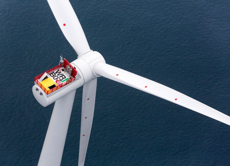 Eine Arbeitsplattform am Ende der Gondel der SWT-6.0-154 ermöglicht den Siemens -Technikern einen sicheren Zugang zur Windturbine von einem Helikopter aus. (Siemens)