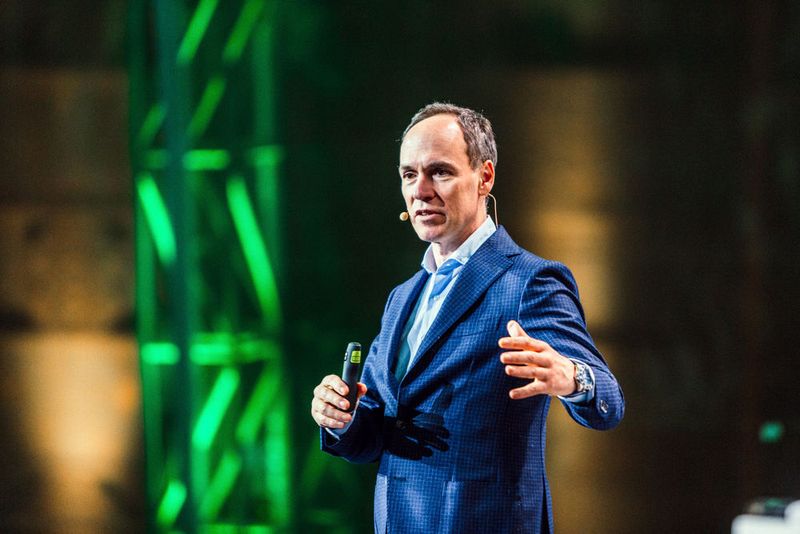 Christoph Keese, Manager beim Medienunternehmen Axel Springer und Bestsellerautor spricht in seinem Vortrag über die „Digitale Disruption“ und warum jede Branche von der Digitalisierung erfasst wird. Seine These: „Jede Firma wird untergehen, die nicht auf die Digitalisierung vorbereitet ist.“ (Sage)