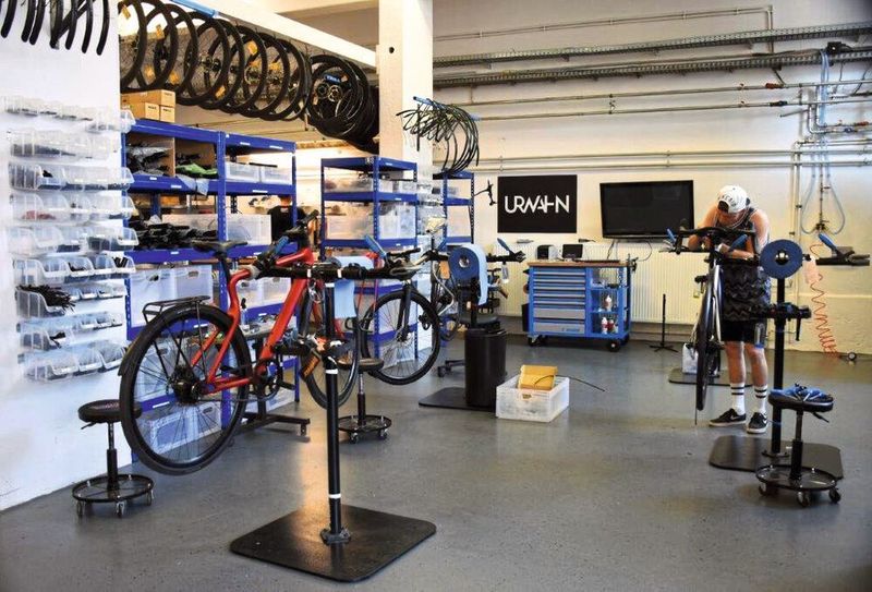 Im Karussellprinzip werden die Bikes endmontiert. Die wichtigsten Werkzeuge liegen direkt dabei, alles exakt am vorgesehenen Platz.  (Urwahn)