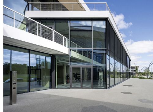 (Außenansicht Gebäude DFB-Campus in Frankfurt. Bild: Getty Images)