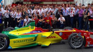 Gruppenbild, aufgenommen in der Boxengasse der Garage des Teams ABT Schaeffler Audi Sport (Würth Elektronik eiSos)